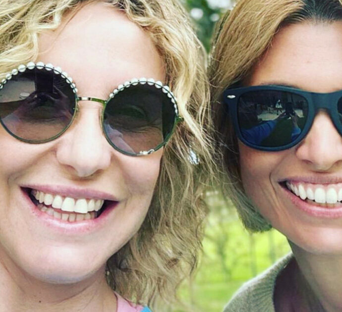 Antonella Clerici e Carlotta Mantovan in vacanza insieme: “Non si è mai dimenticata della moglie di Fabrizio Frizzi”