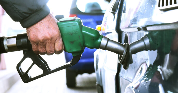 Ecco l’inflazione governativa: l’alto costo della benzina vale come ‘tassa sulle ferie’