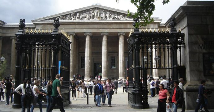 British Museum, licenziato un membro dello staff: “Per quattro anni ha rubato reperti del museo”