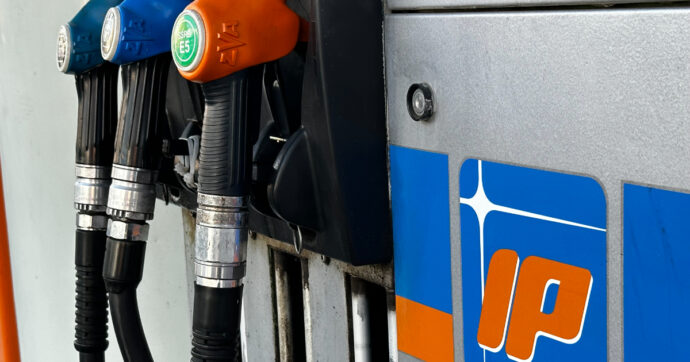 Caro benzina, 17° giorno di rialzi: verde self in autostrada a 2,019 al litro, gasolio a 1,928