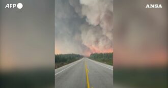 Copertina di Incendi in Canada, una nube di fumo sovrasta i territori dell’estremo nord: ordinata l’evacuazione di Yellowknife. Le immagini