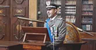 Copertina di “Gay, non siete normali”: bufera sul generale. Crosetto: “Vaneggia”. Lui: “Frasi estrapolate”