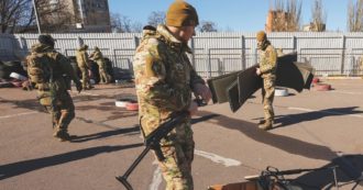 Copertina di L’inverno di Zelensky sarà senza piloti e F-16. L’Azov torna al fronte