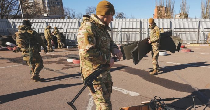 L’inverno di Zelensky sarà senza piloti e F-16. L’Azov torna al fronte