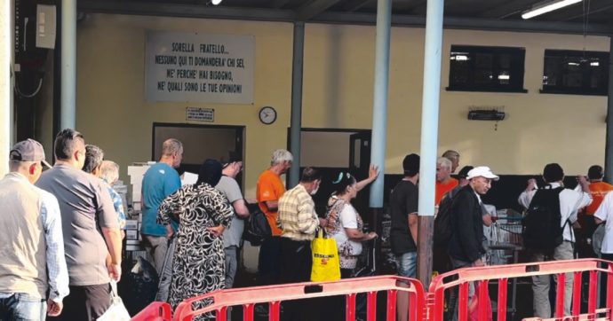 “Lavoriamo, ma non basta”: in fila per il cibo a Milano