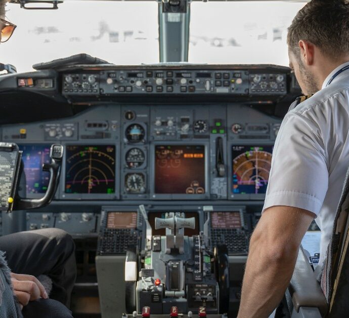 Il pilota ha un malore improvviso poco dopo il decollo e muore in volo: l’aereo costretto all’atterraggio di emergenza