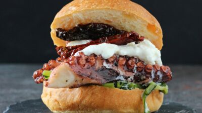 Copertina di Il panino con il polpo è il trend dell’estate, parla il nutrizionista: “Ecco quali sono i suoi effetti sulla salute”