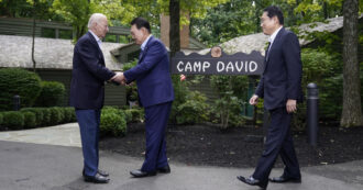 Copertina di Vertice a tre tra Usa, Giappone, Corea in chiave anti Pechino. “Uniti contro una Cina pericolosa e aggressiva”