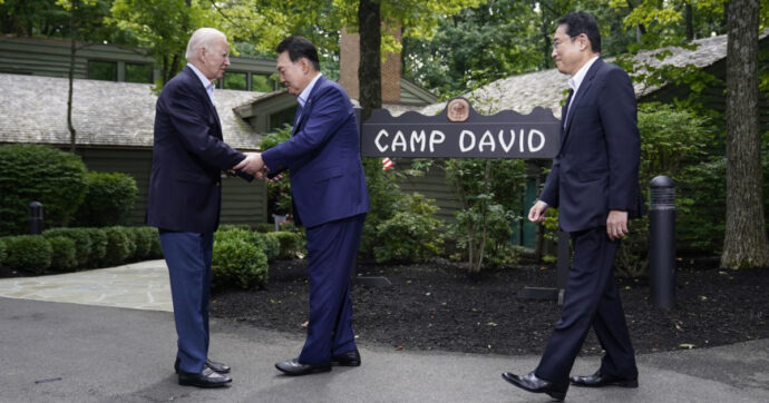 Vertice a tre tra Usa, Giappone, Corea in chiave anti Pechino. “Uniti contro una Cina pericolosa e aggressiva”