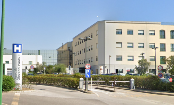 Sardegna, è morto il bimbo di tre mesi sbalzato fuori dall’auto in un incidente stradale in Gallura