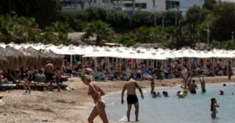 Copertina di Grecia, il governo di destra mette a gara le spiagge con aste online e fissa limiti contro il sovraffollamento dei lettini