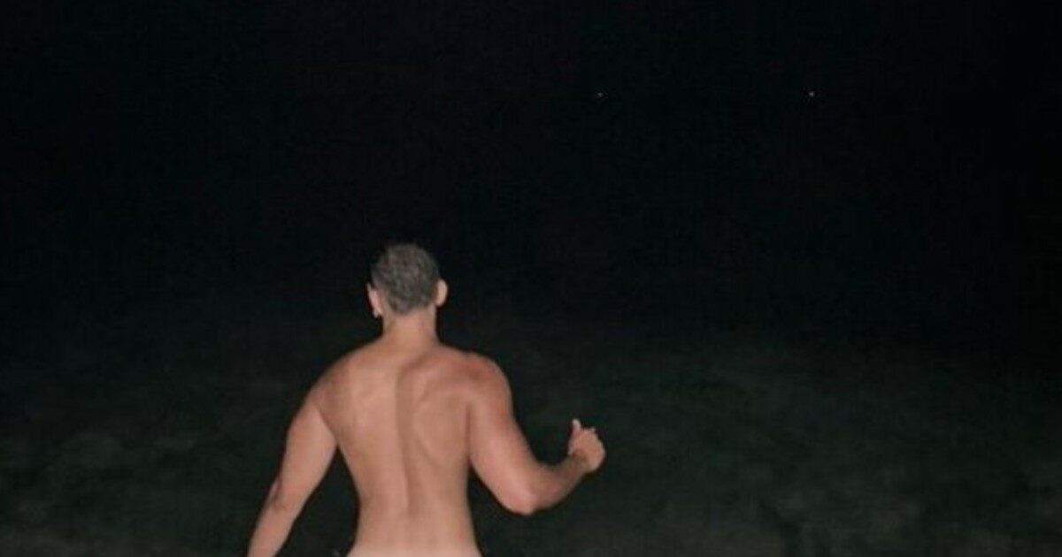 Mahmood nudo al mare, la foto del bagno di notte fa impazzire i fan: “Mi sento male”