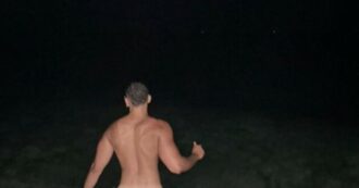 Copertina di Mahmood nudo al mare, la foto del bagno di notte fa impazzire i fan: “Mi sento male”