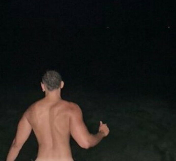 Mahmood nudo al mare, la foto del bagno di notte fa impazzire i fan: “Mi sento male”