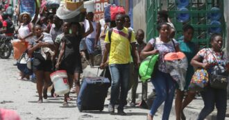 Copertina di Haiti, guerriglia e violenze sessuali: 10mila sfollati dopo l’attacco di una banda criminale. “Tre giorni di terrore”. Almeno 30 morti