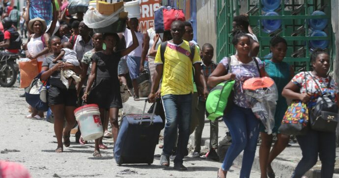 Haiti, guerriglia e violenze sessuali: 10mila sfollati dopo l’attacco di una banda criminale. “Tre giorni di terrore”. Almeno 30 morti