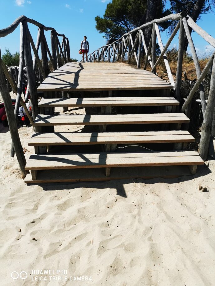 Spiagge ancora non accessibili, le storie: "Passerelle fatiscenti e  pericolose". "Hanno costruito bagni nuovi, ma all'ingresso solo scalini" -  Il Fatto Quotidiano