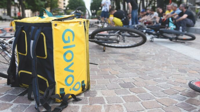 Rider di Glovo muore dopo un incidente in scooter a Palermo: si era scontrato con una bici elettrica