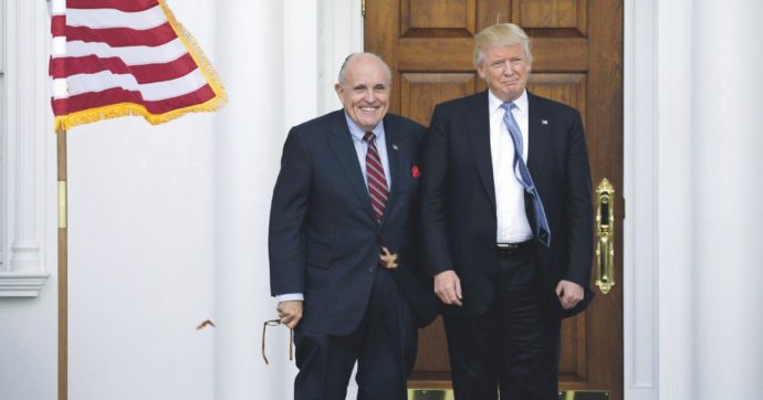 Trump nella doppia morsa. “Si consegna entro venerdì”