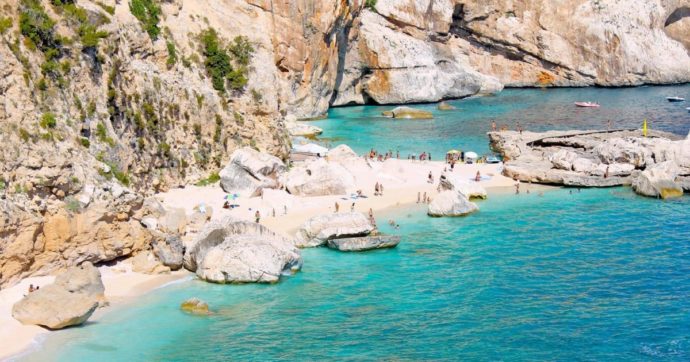 Copertina di Spiagge col trucco, Corfù “scippa” Cala Mariolu