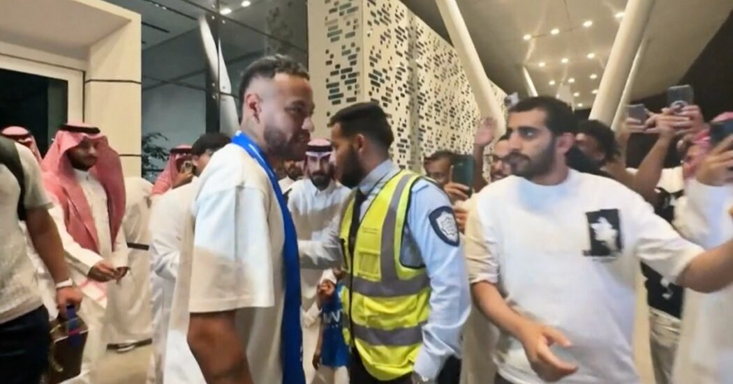 Neymar arriva a Riyad per la sua presentazione come nuovo giocatore dell’Al-Hilal: l’incontro con i fan in aeroporto