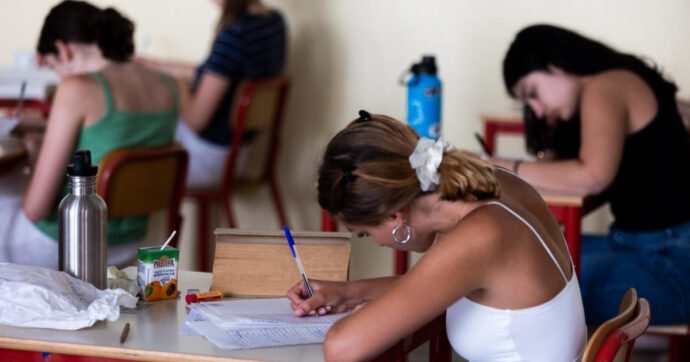 Obbligo di “divisa” per gli studenti, jeans (non stracciati), t shirt e felpa. Polemica in un istituto brindisino