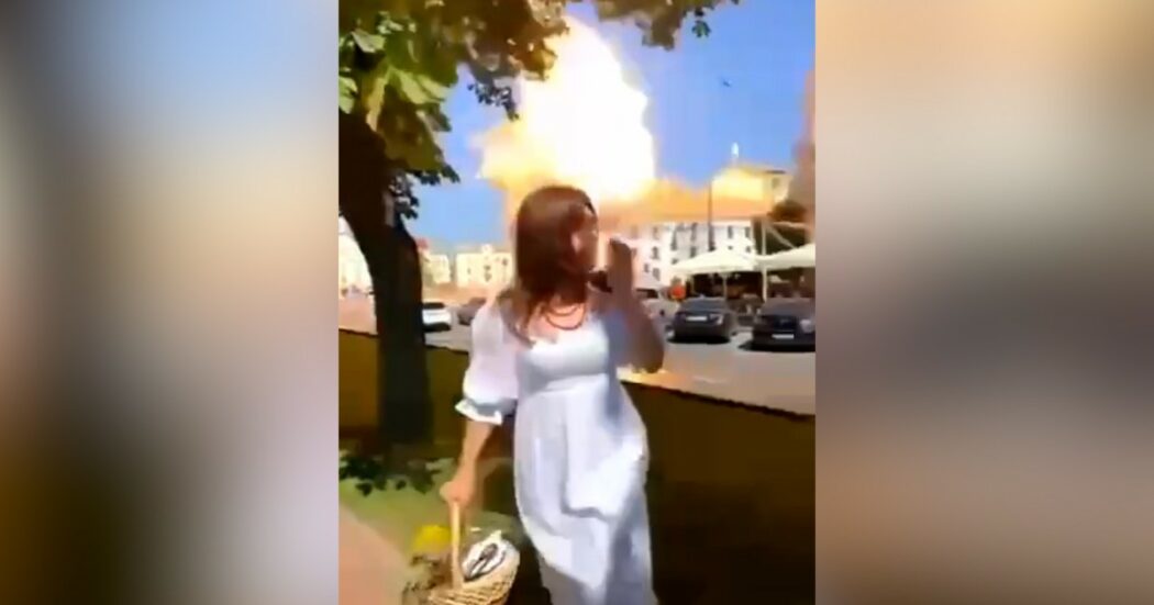 Ucraina, bombardata la città di Chernihiv: almeno 7 morti. Zelensky: “Russi hanno colpito l’università e il teatro”