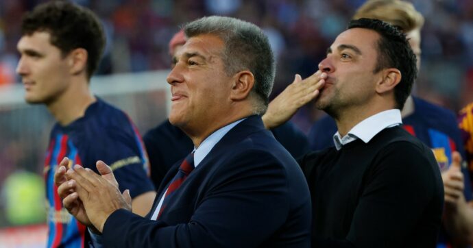 Il Barcellona e le strategie di Laporta per poter sbloccare il tetto degli stipendi: vendere pezzi del club tra azzardi e rischi calcolati