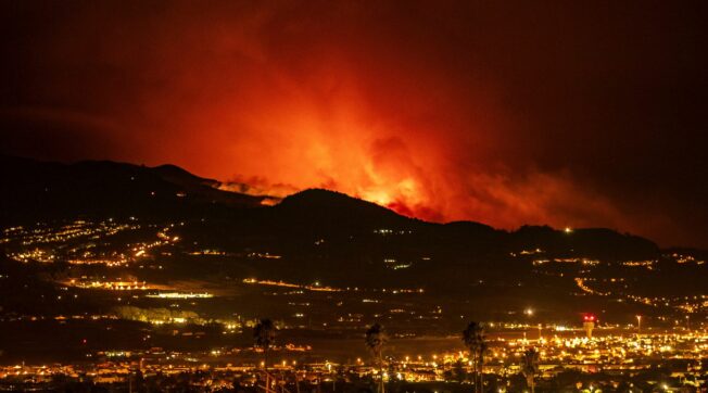 A Tenerife oltre 12mila sfollati per gli incendi: “Tra i peggiori degli ultimi quarant’anni”