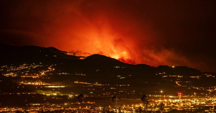 A Tenerife oltre 12mila sfollati per gli incendi: “Tra i peggiori degli ultimi quarant’anni”