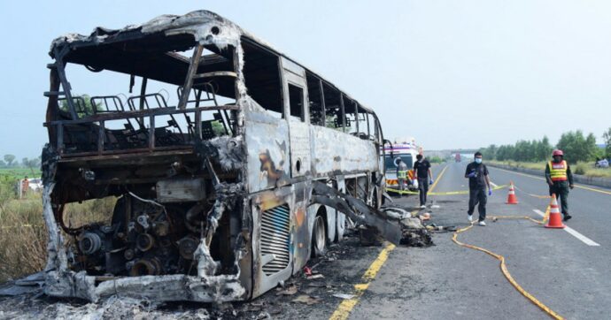 Pakistan, bus si scontra con un furgone che trasporta carburante: 18 morti