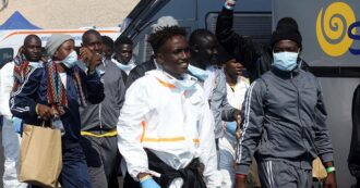 Copertina di Migranti, la nave Geo Barents arriva a Bari con 55 persone a bordo: 43 sono minori non accompagnati