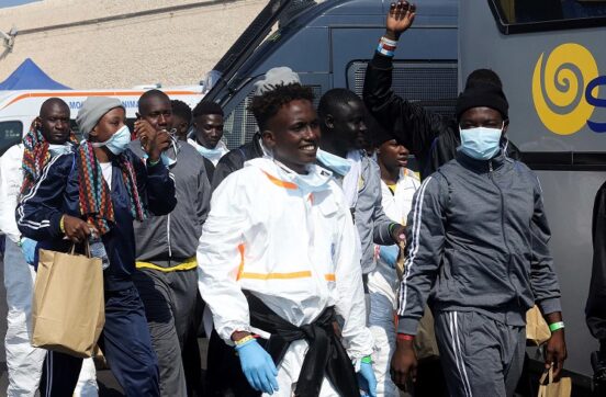 Migranti, la nave Geo Barents arriva a Bari con 55 persone a bordo: 43 sono minori non accompagnati