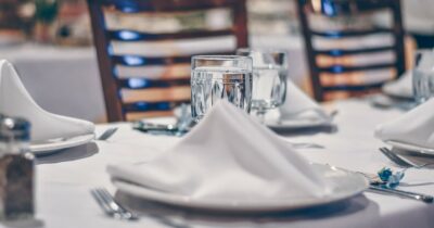 Copertina di Ristoratore vieta l’ingresso alle famiglie con bambini sotto i 14 anni: “Sono esasperato, rompono tutto”