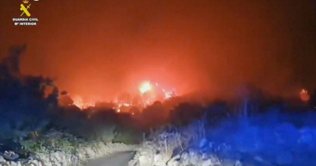 Incendi a Tenerife, 12mila evacuati: le fiamme hanno devastato più del 4% della superficie totale dell’isola