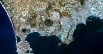 Copertina di Terremoto di magnitudo 4.2 nei Campi Flegrei: “È la scossa più forte da 40 anni”. Avvertita anche a Napoli, paura e gente in strada