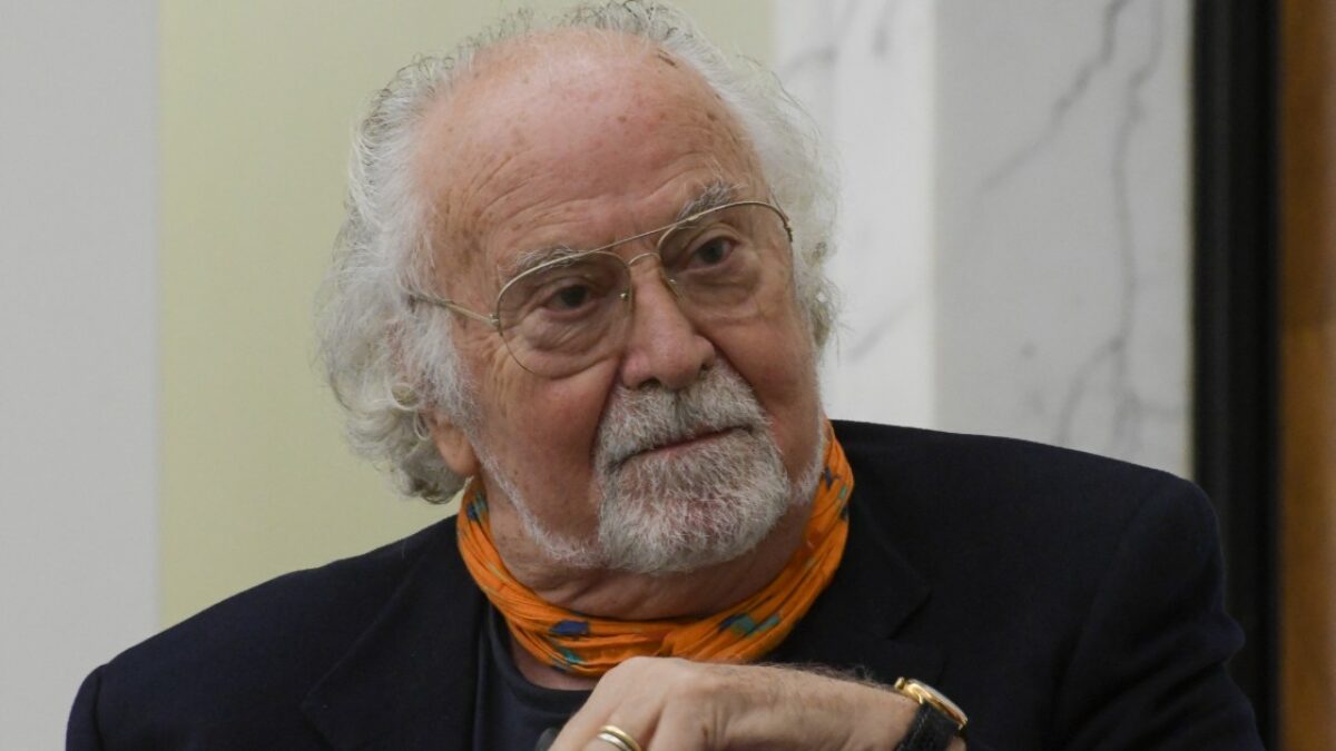 “Armani scendeva da casa a Pantelleria con il Ciao, ma nessuno lo inseguiva. L’isola è una clinica dell’anima, per i dolori della mente e del cuore. Qui abbiamo potuto curare la depressione di mio figlio”: parla Italo Cucci
