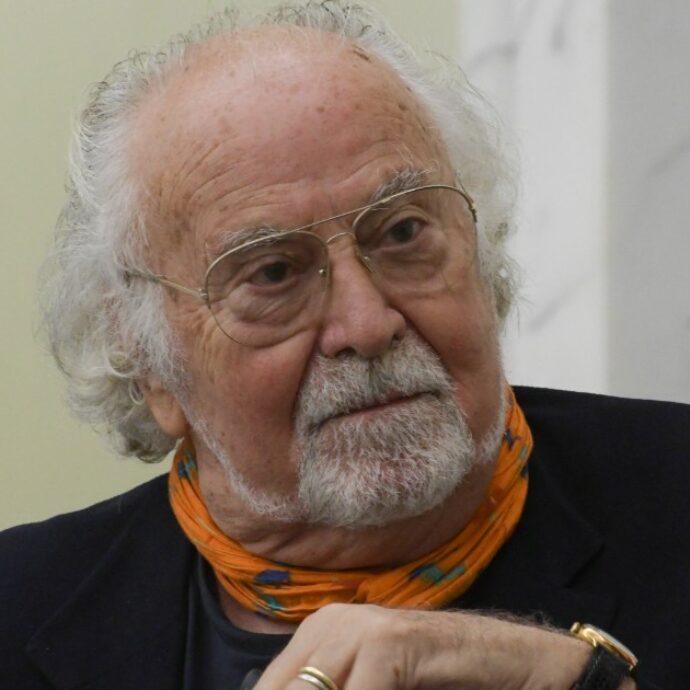 “Armani scendeva da casa a Pantelleria con il Ciao, ma nessuno lo inseguiva. L’isola è una clinica dell’anima, per i dolori della mente e del cuore. Qui abbiamo potuto curare la depressione di mio figlio”: parla Italo Cucci
