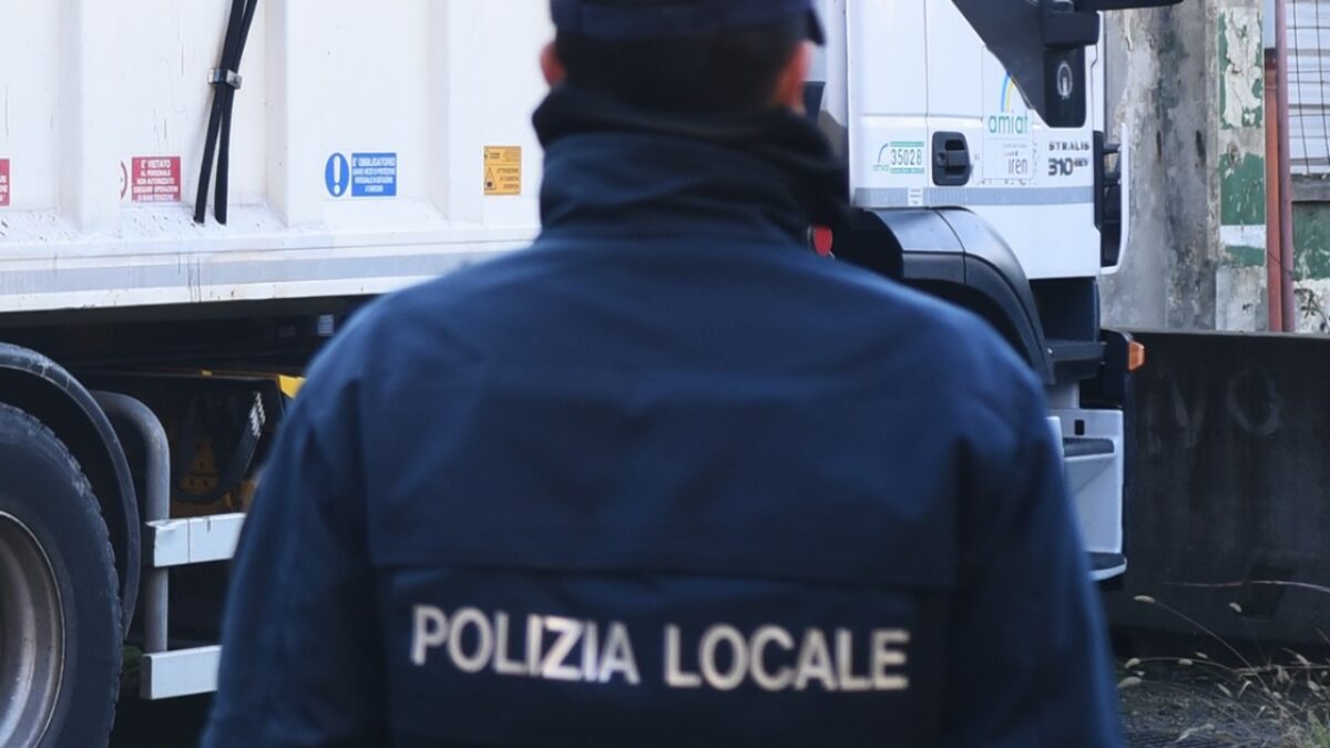 https://st.ilfattoquotidiano.it/wp-content/uploads/2023/08/21/Polizia-Locale-1200x675.jpg