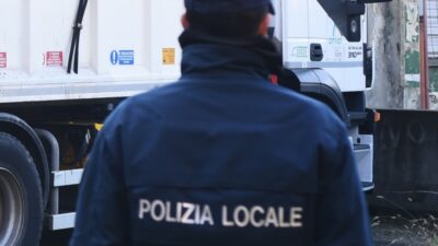 Copertina di “Arresto confezionato, agivano come una squadretta”, l’accusa per 5 vigili urbani fermati a Milano. Tra loro agente imputato per il pestaggio di una trans