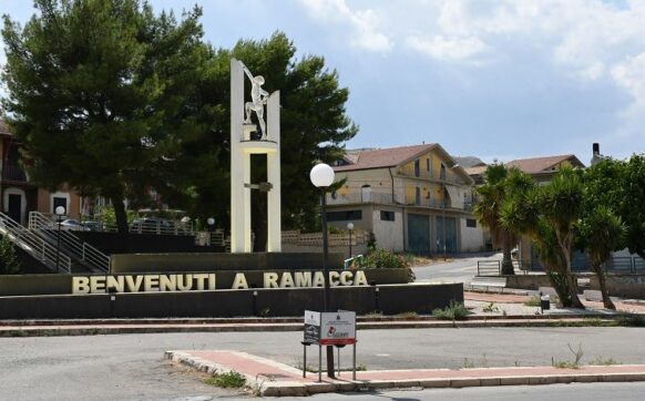 Escoriazioni, tracce di sangue e corda poco resistente: i dubbi dei pm sul “suicidio” della donna nel Catanese e l’indagine sul fidanzato