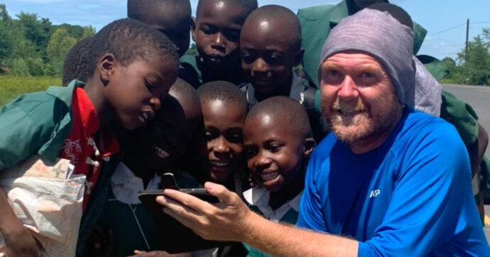 Il mio pellegrinaggio in Africa per otto progetti di carità: l’appello a 14 vip per una Social Marathon