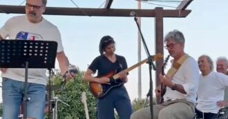 Copertina di Sorpresa alla Festa dell’Unità di Castiglione del Lago: Schlein si esibisce alla chitarra insieme alla band