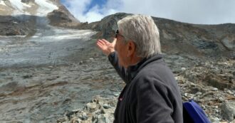 Copertina di In volo col drone sopra al Monte Rosa dove i ghiacciai si stanno ritirando sempre di più. I turisti: “Situazione disastrosa” – Video