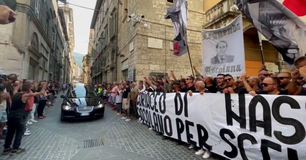 Bandiere, cori e uno striscione: così i tifosi salutano ad Ascoli Piceno Carlo Mazzone – Video