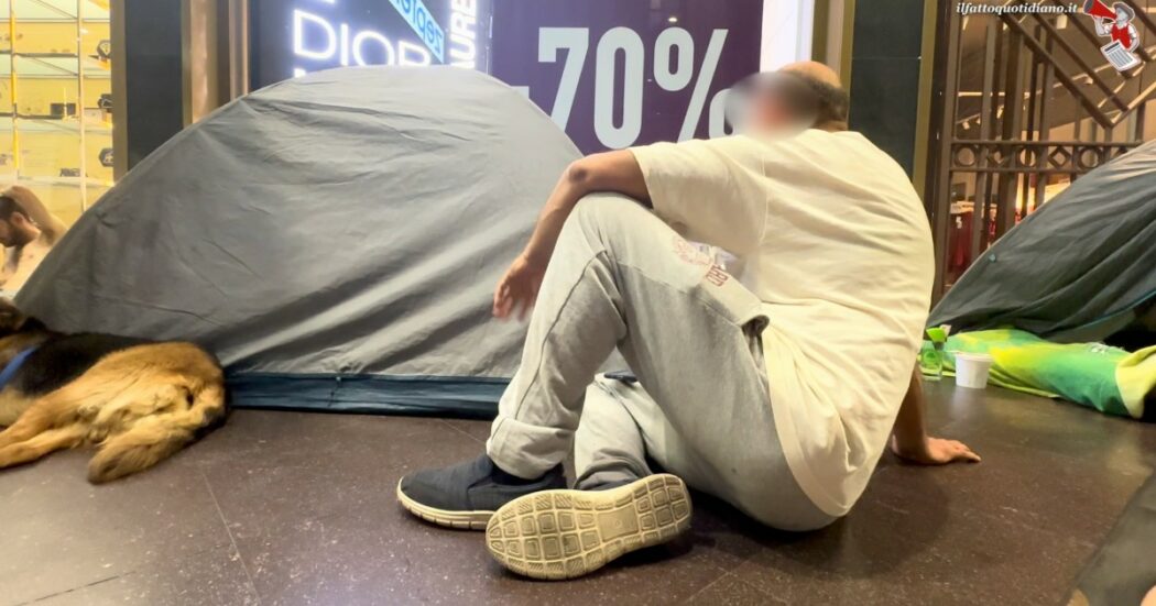 “Lavoro per 800 euro al mese, con i prezzi di Milano sono costretto a vivere in tenda. Per strada sempre più persone”: la storia di Salvatore
