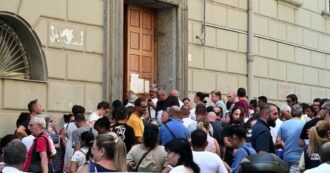 Copertina di Lunga coda a Napoli per richiedere la carta acquisti: folla davanti a una sede del Comune – Le immagini