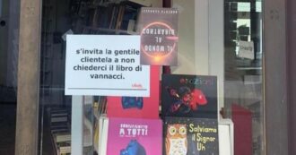 Copertina di “Non chiedeteci il libro di Vannacci”: il cartello di una libreria di Castelfranco Veneto