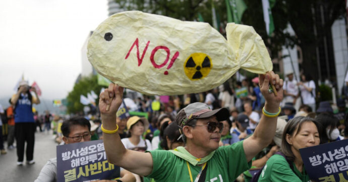 Il Giappone inizia a versare in mare l’acqua contaminata di Fukushima. Cina e Hong Kong fermano le importazioni