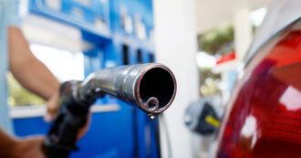 Copertina di Il prezzo del petrolio cala ma quello della benzina continua a salire e raggiunge il massimo da un anno